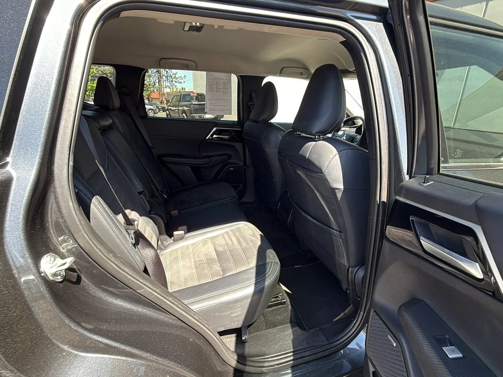 Used 2025 Gray Mitsubishi SE image 25