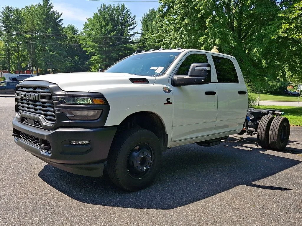 New 2026 Bright White Clear-Coat Exterior Paint RAM Tradesman image 2