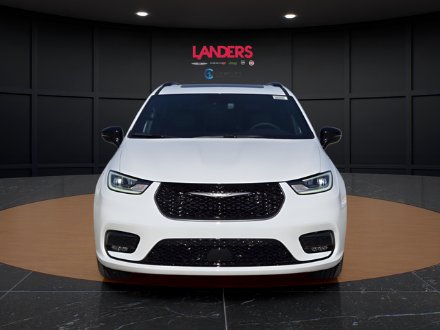 New 2026 Bright White Clear-Coat Exterior Paint Chrysler Limited image 4