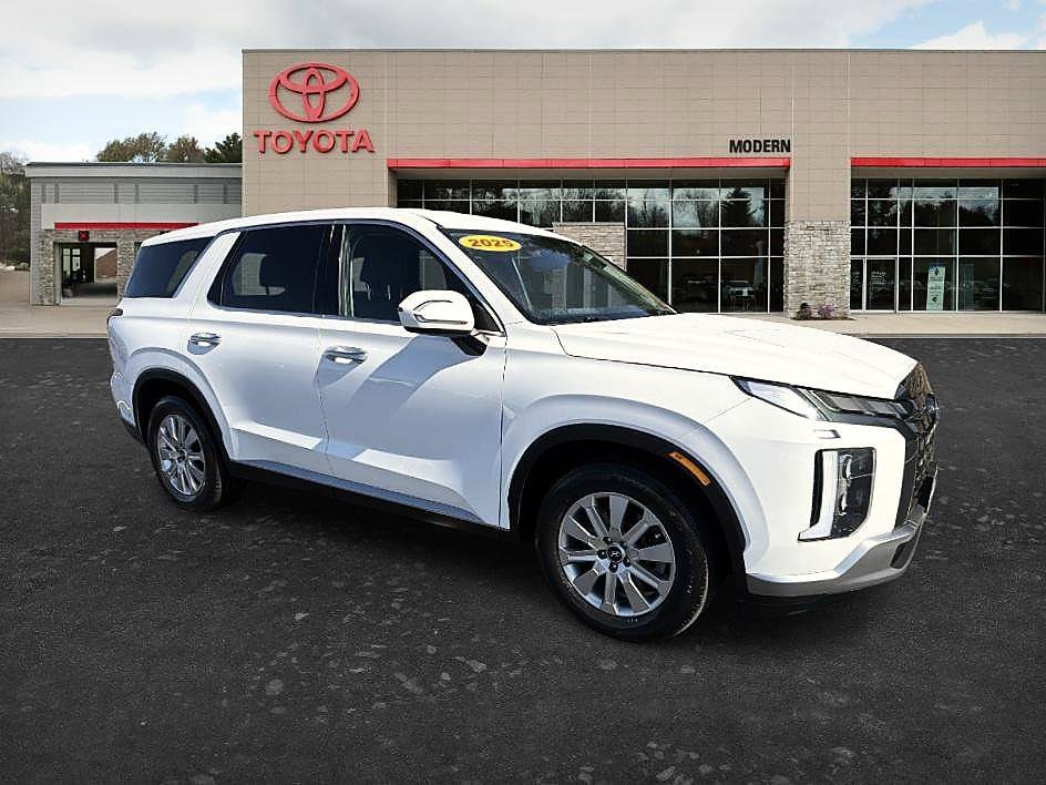 Used 2025 Hyper White Hyundai SE image 3