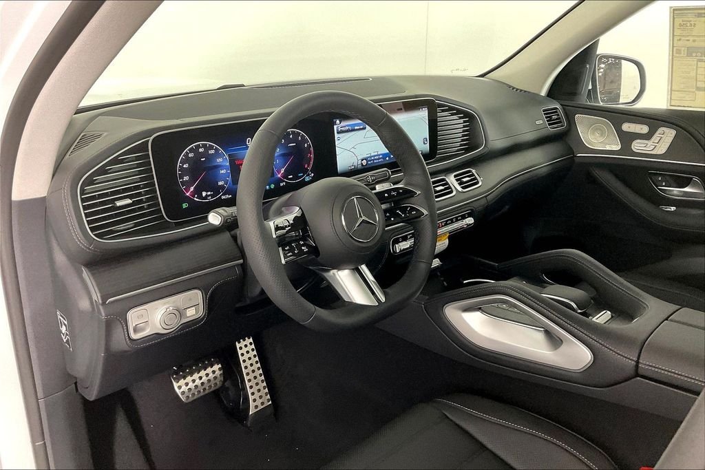New 2026 MANUFAKTUR Moonlight White Metallic Mercedes-Benz GLS 450 image 6