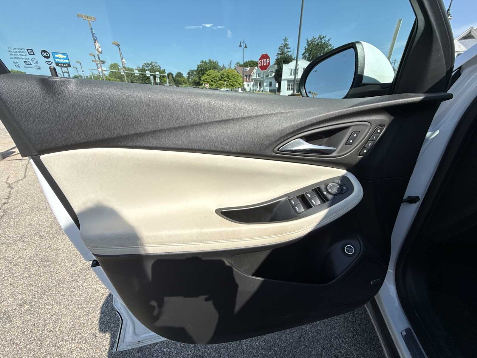 Certified Used 2025 White Frost Tricoat Buick Avenir image 21
