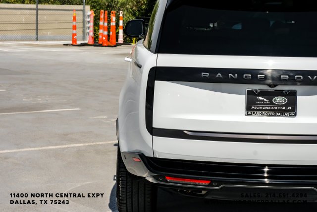 Used 2024  Land Rover SE image 53