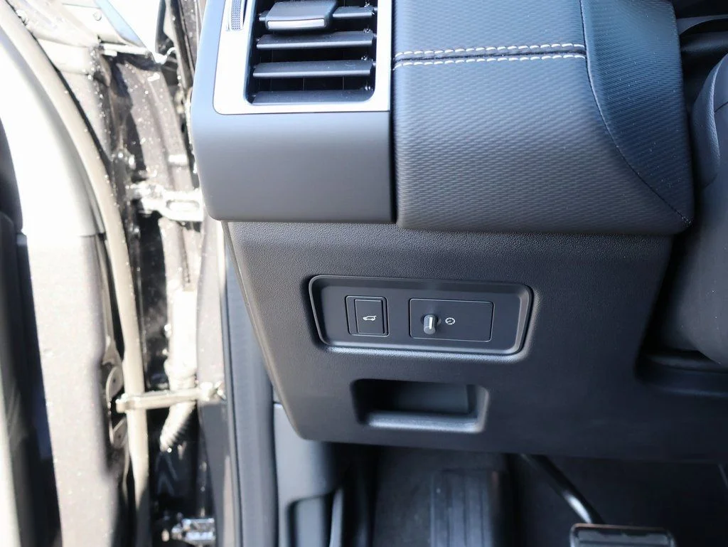 New 2026 Carpathian Grey Land Rover  image 36