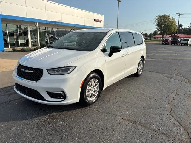 Used 2024 White Chrysler Touring L image 2