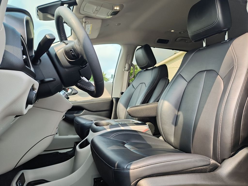 Used 2024 Black Chrysler Touring L image 13