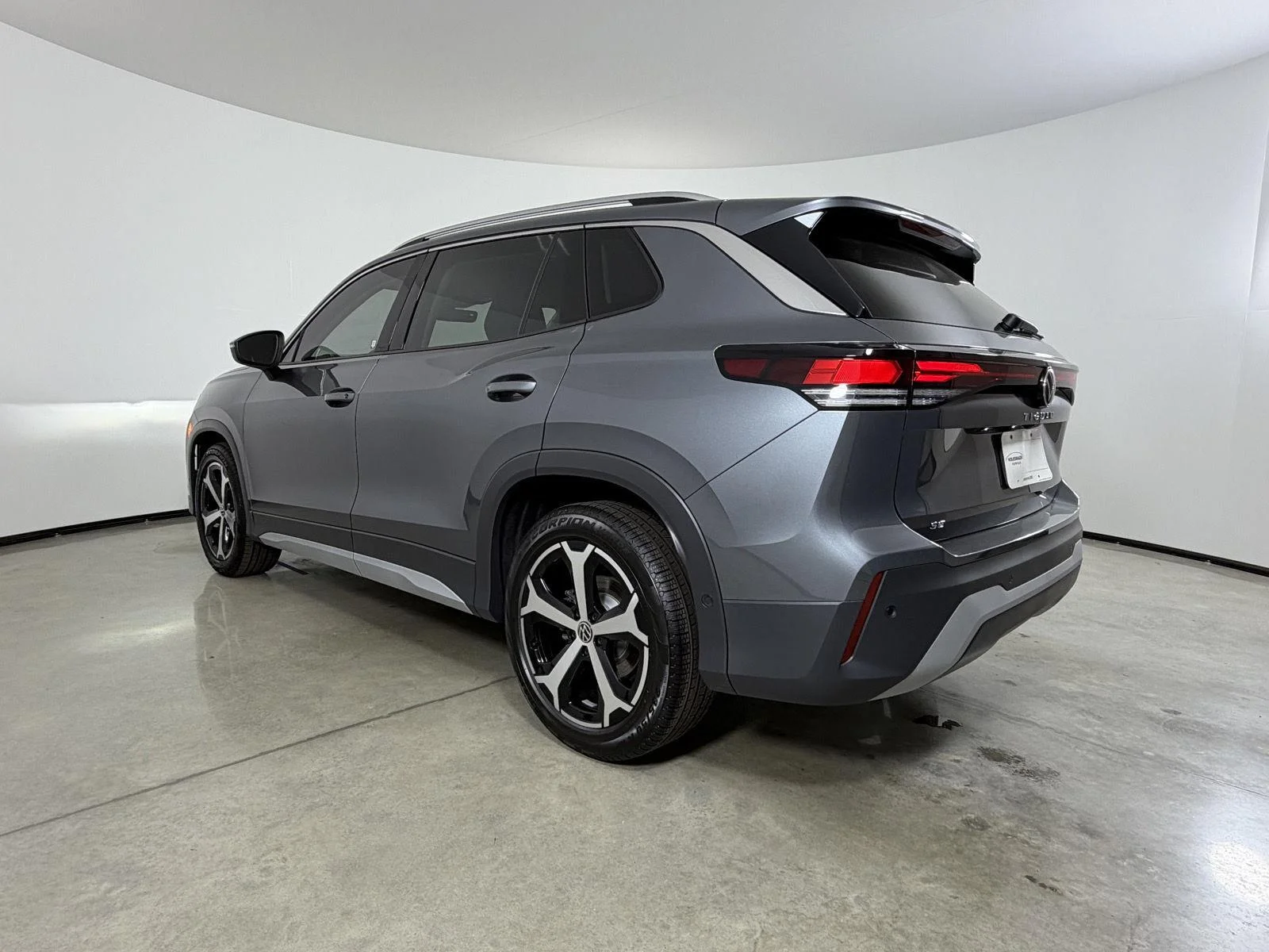 New 2026 Platinum Gray Metallic Volkswagen SE image 7