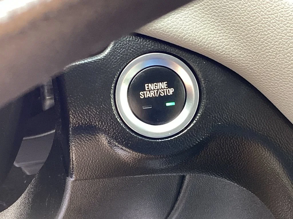 Used 2020 SUMMIT WHITE Chevrolet LT image 27
