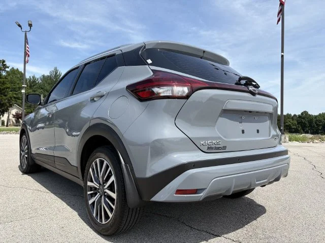Used 2024 Gray Nissan SV image 18