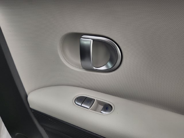 2024 Hyundai IONIQ 5 SE - Photo 13