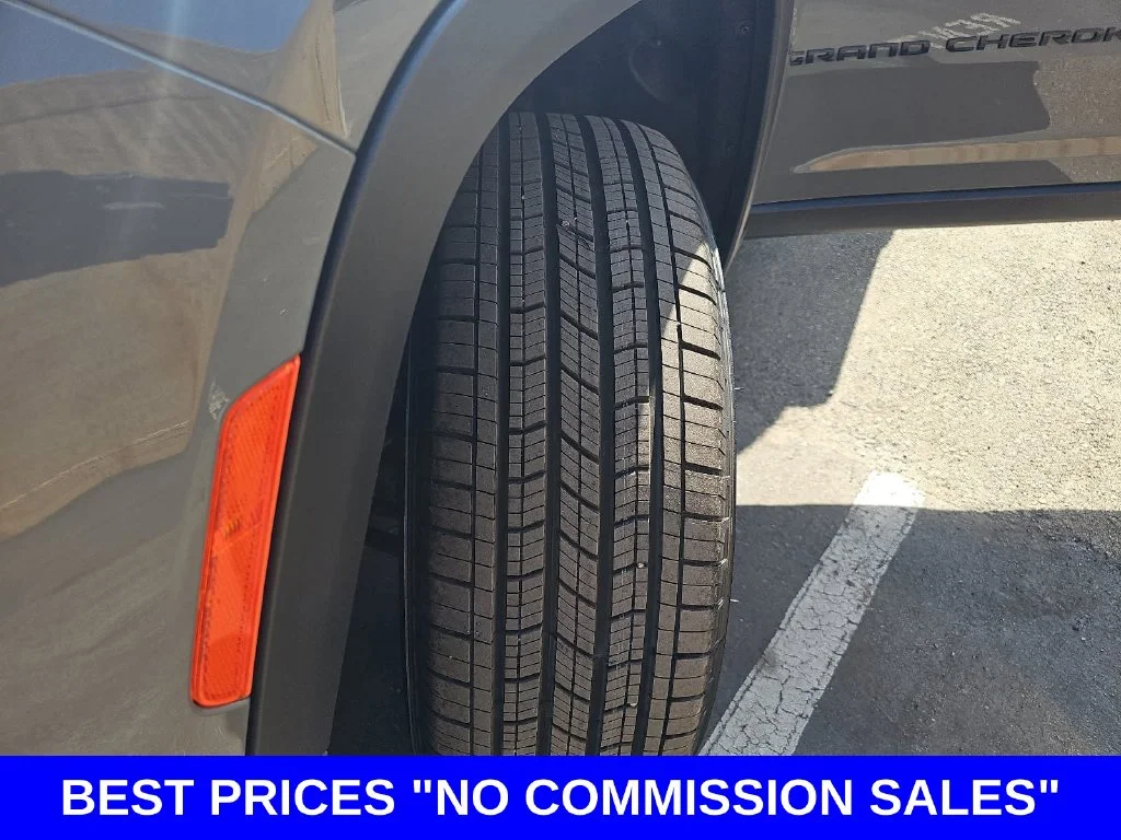 New 2027 Sting-Gray Clearcoat Jeep Laredo Altitude image 37