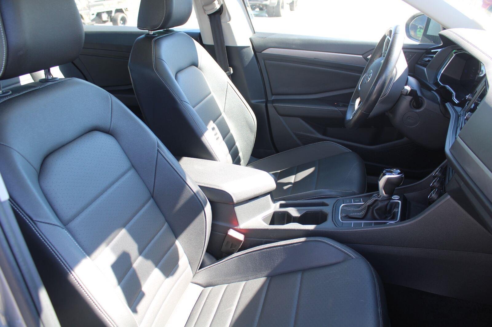 Used 2024  Volkswagen SE image 3
