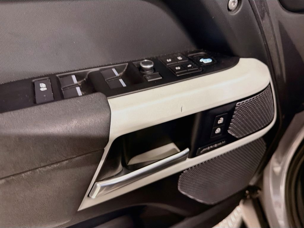 Used 2021  Land Rover SE image 19