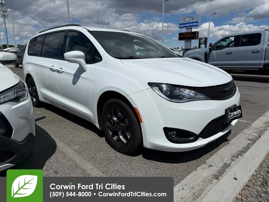 2018 Chrysler Pacifica Touring L's photo