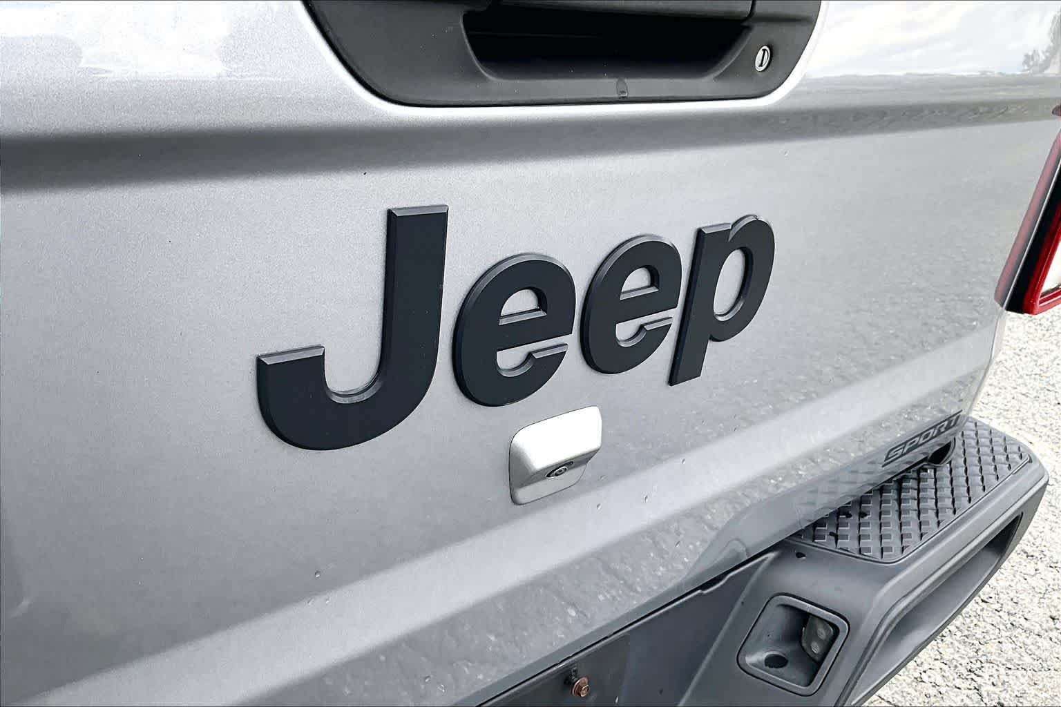 Used 2020 Billet Silver Metallic Clearcoat Jeep Sport S image 31