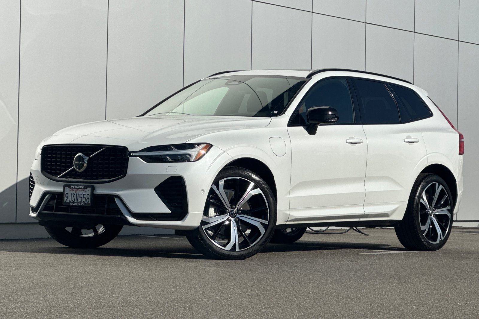 Used 2024 White Volvo Ultimate image 1