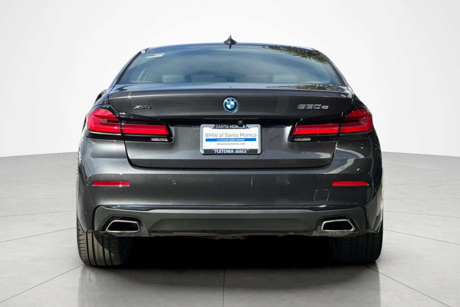 Used 2023 Dark Graphite Metallic BMW 530e xDrive image 4
