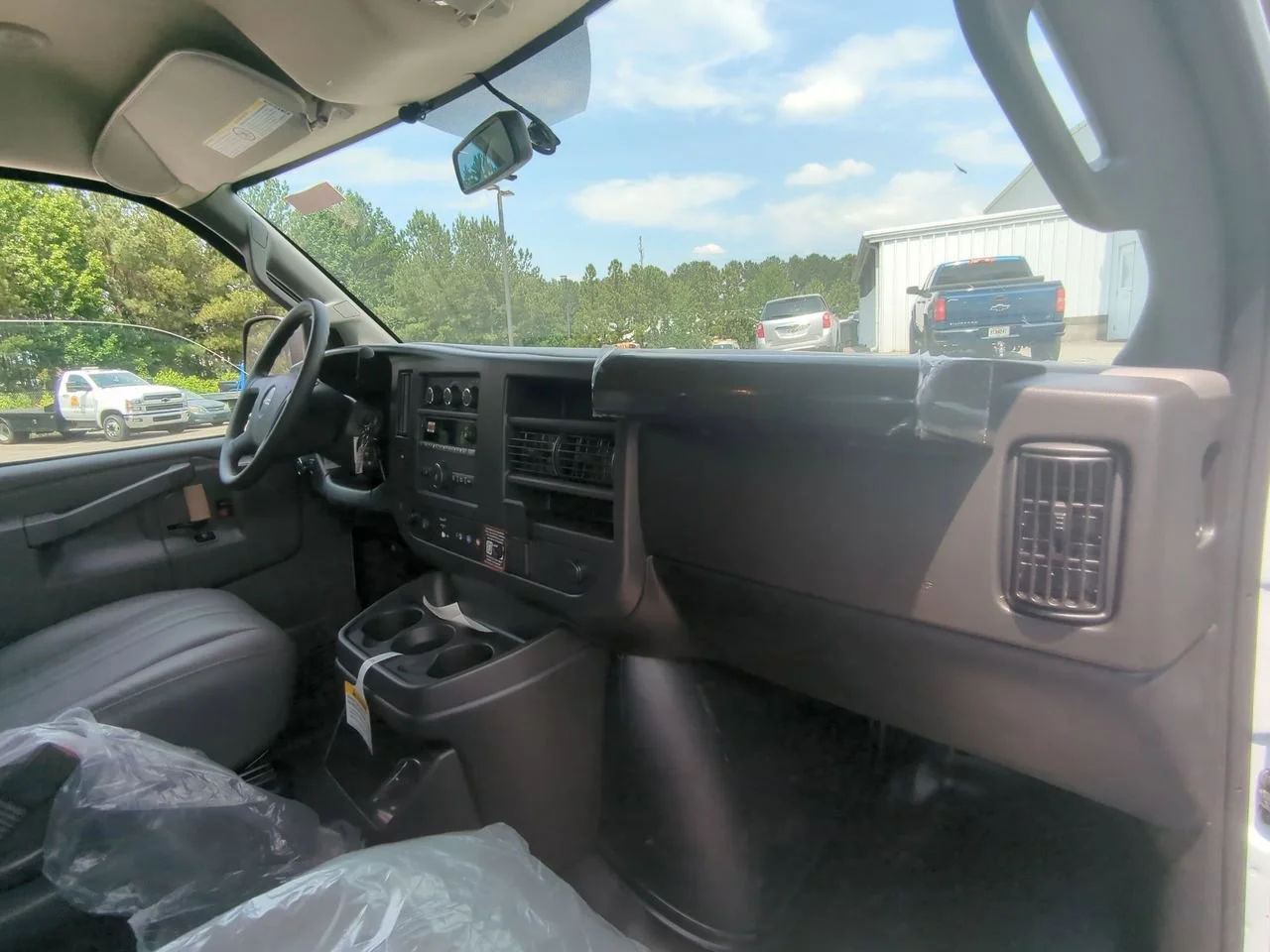 New 2025 Summit White GMC Work Van image 25