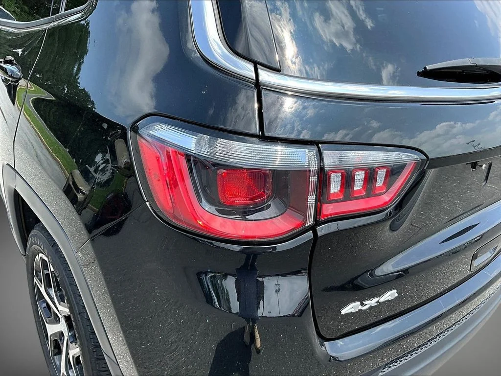 Used 2024 Diamond Black Jeep Latitude image 25
