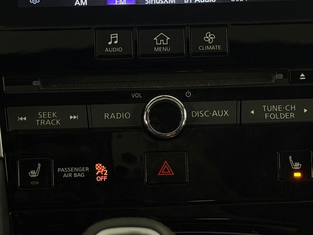 Used 2023 White INFINITI LUXE image 19