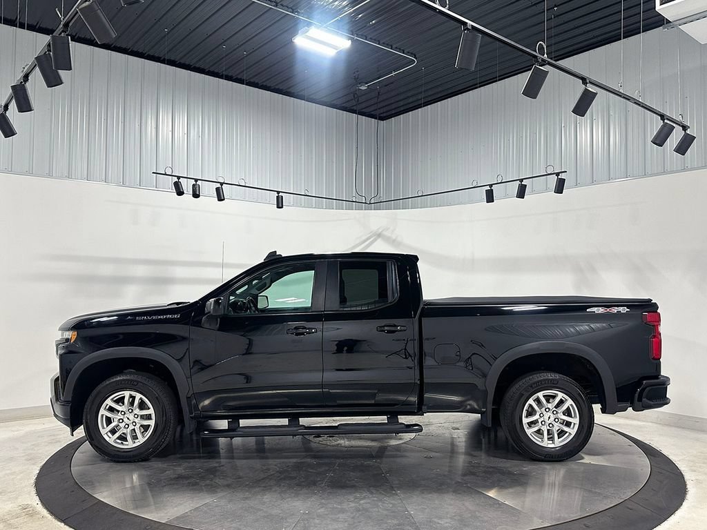 Used 2019 BLACK Chevrolet RST image 17