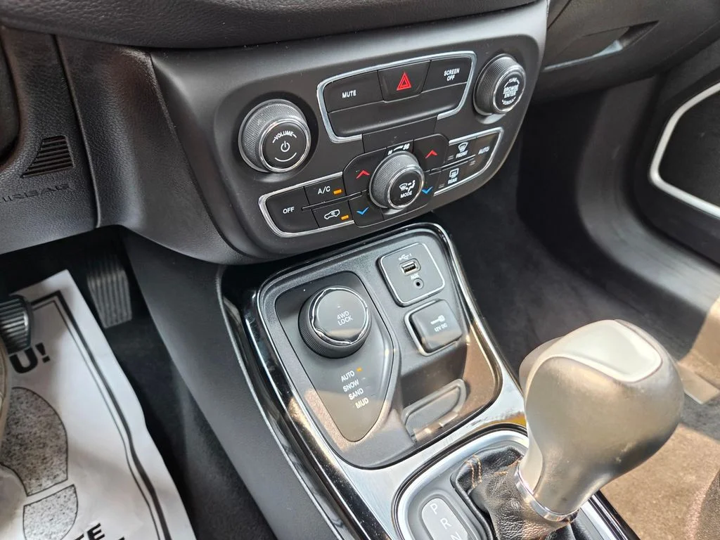 Used 2019 White Clearcoat Jeep Limited image 10