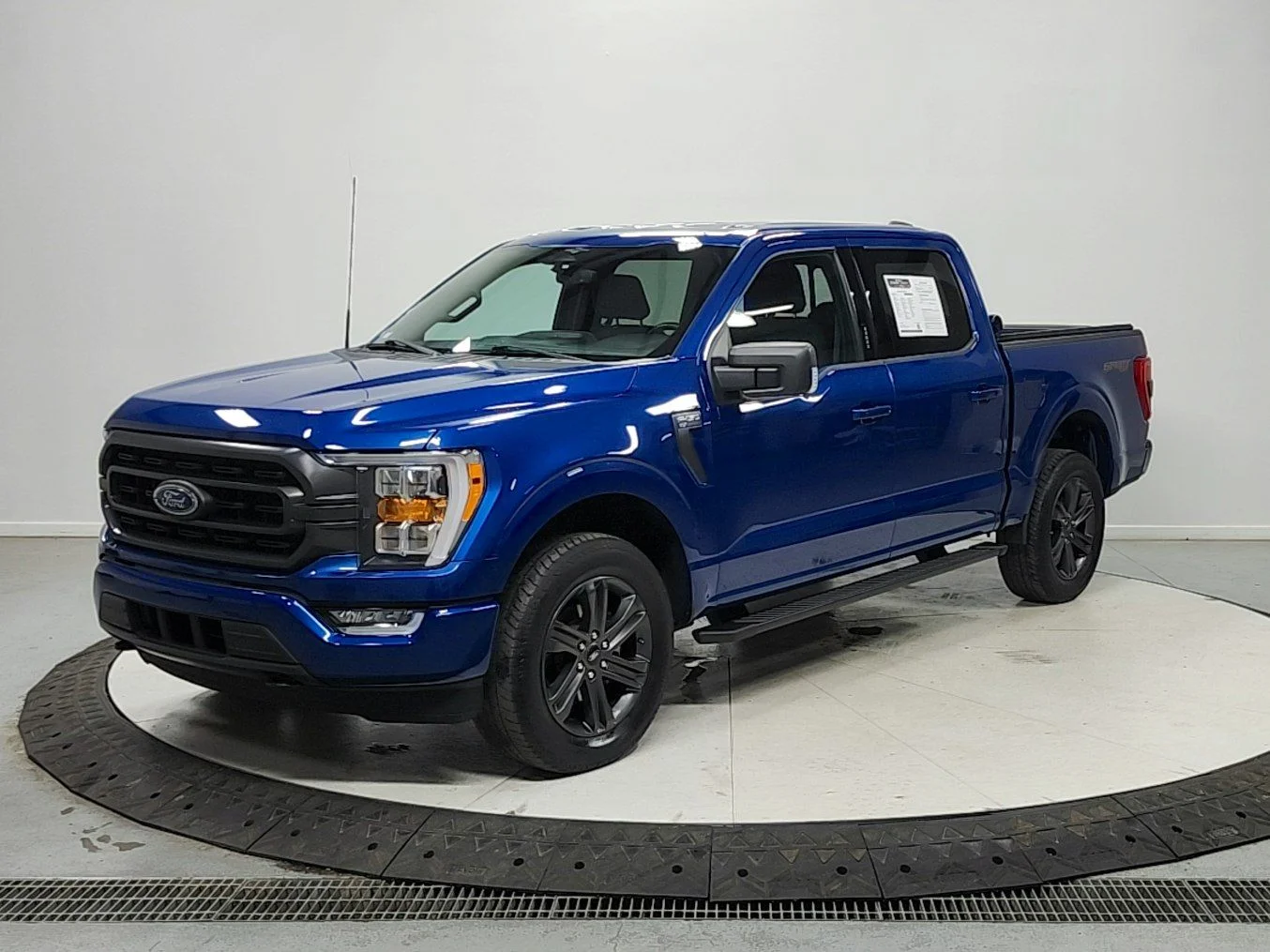 Used 2023 Blue Ford XLT image 3