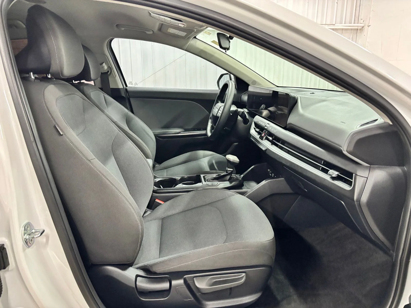 Used 2025 White Kia LXS image 22