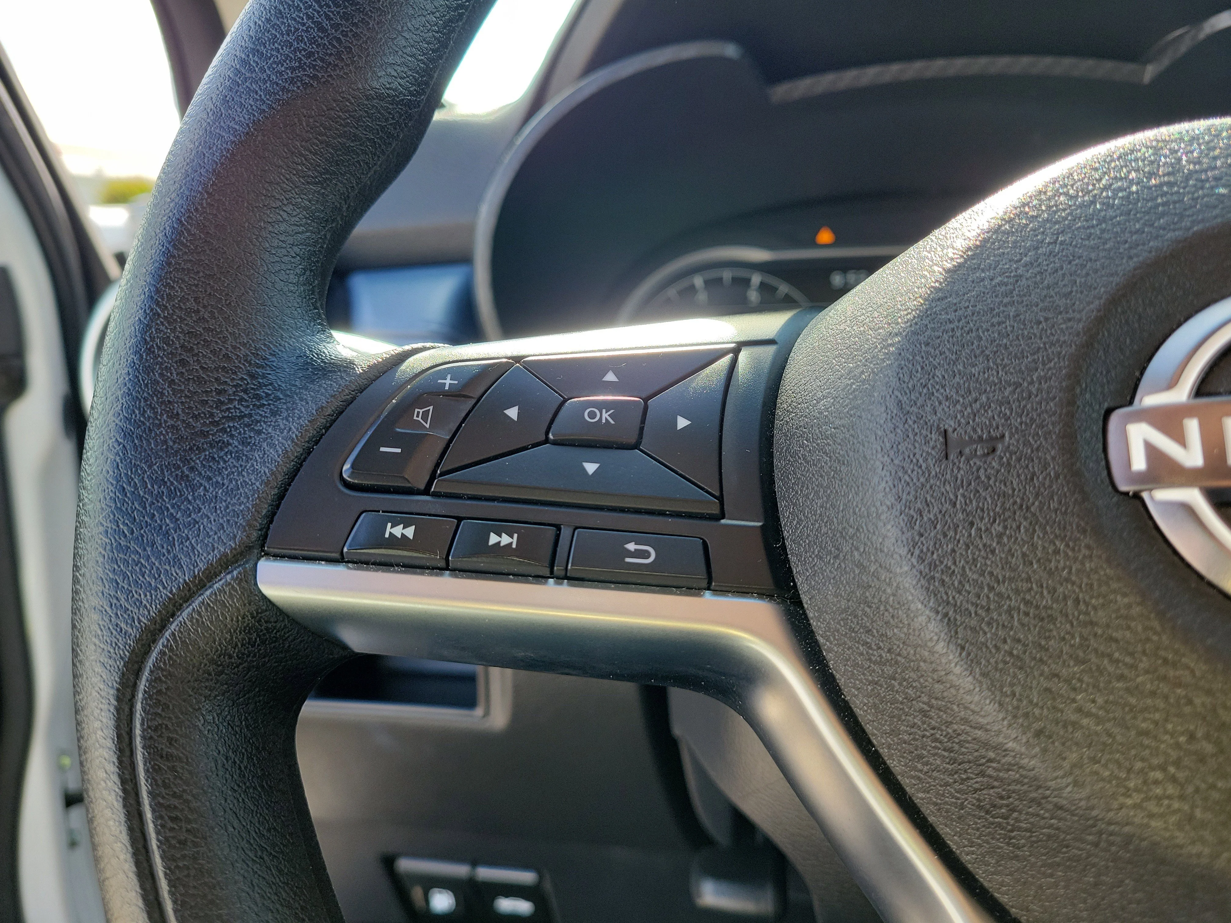 Used 2025 Aspen White Tricoat Nissan SV image 19
