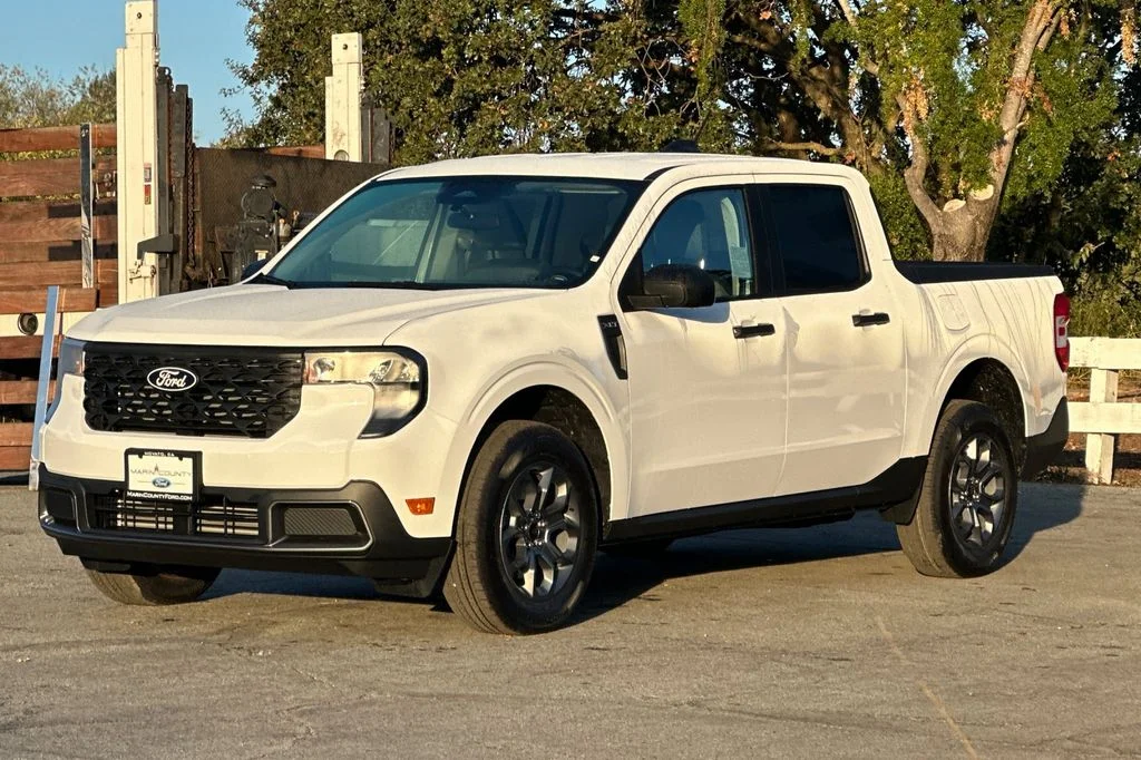 New 2025 Oxford White Ford XLT image 8