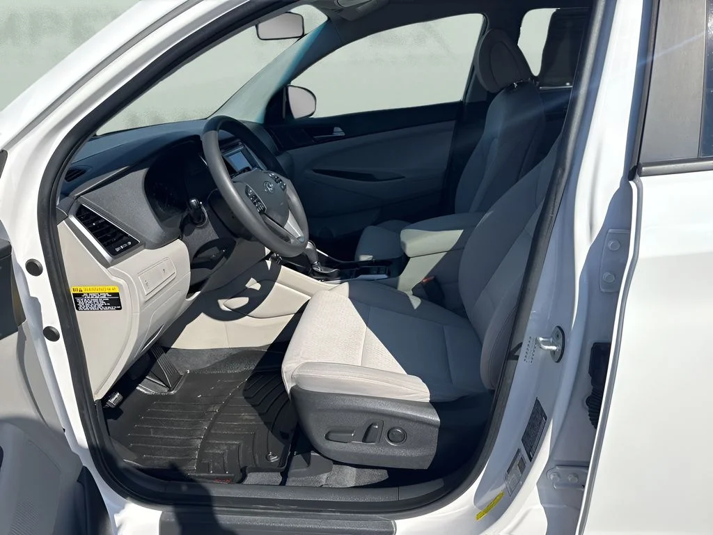 Used 2017 White Hyundai SE image 9