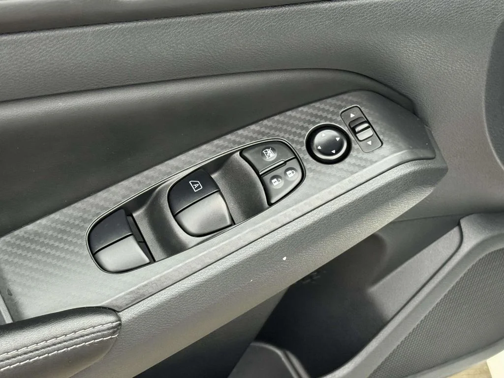 Used 2025 White Nissan 2.5 SV image 29