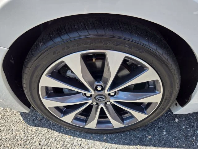 Used 2023 White Nissan Platinum image 22