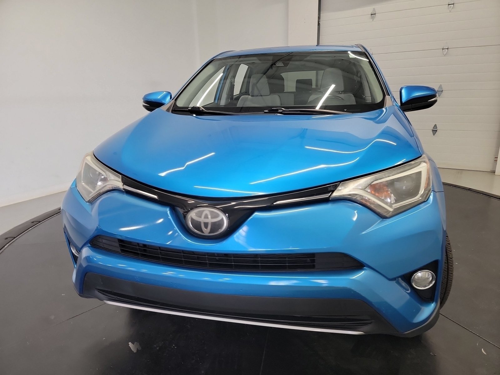 Used 2018 Electric Storm Blue Toyota XLE image 2