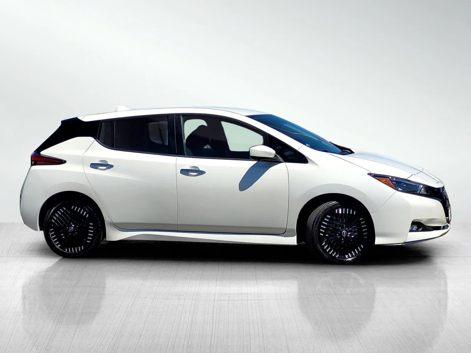 Used 2024 Pearl White Tricoat Nissan SV Plus image 3