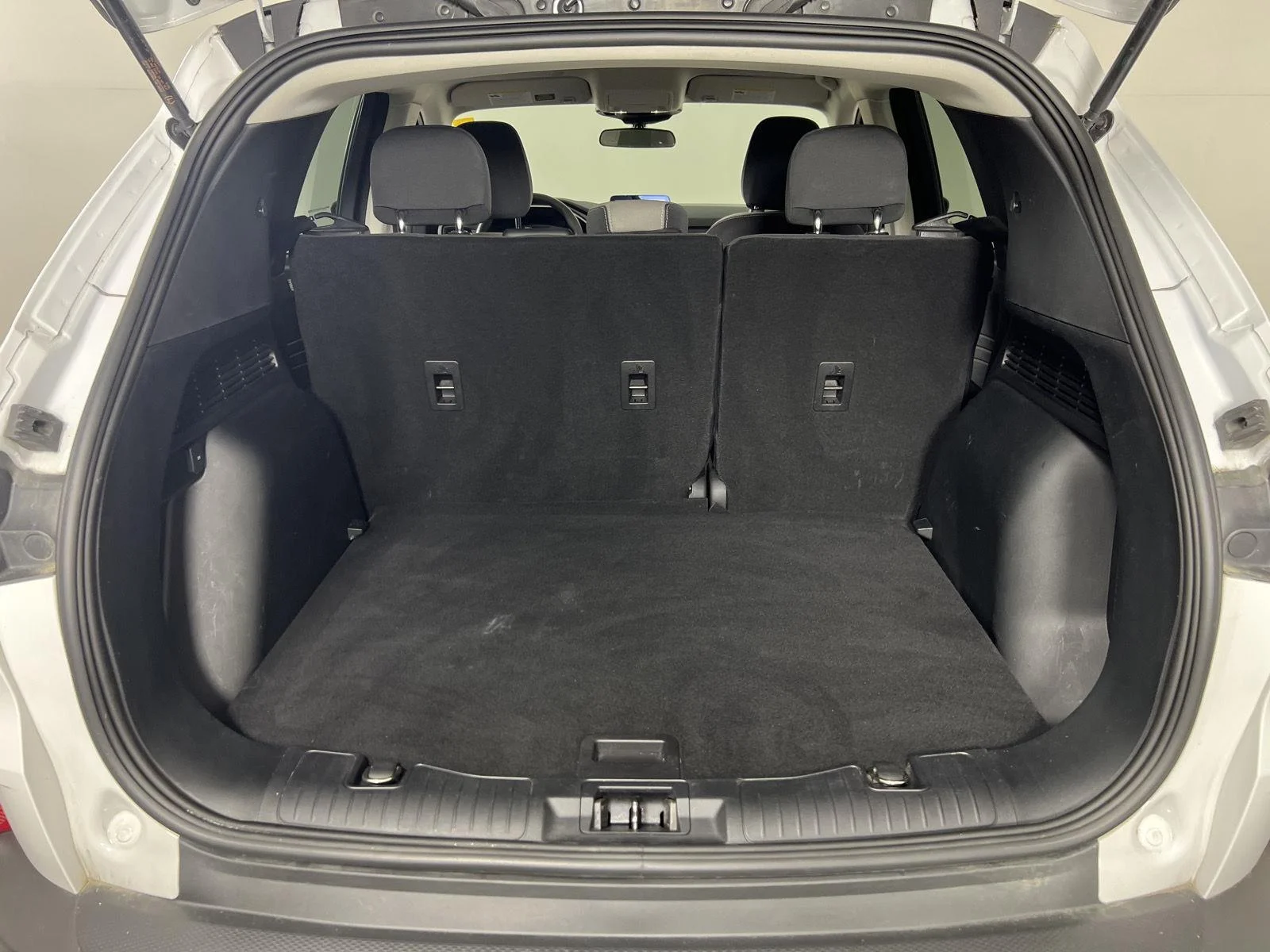 Used 2022 Oxford White Ford SE image 21