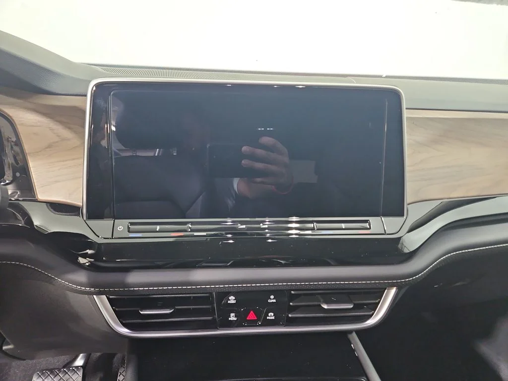 New 2026 White/off-white Volkswagen 2.0T SE w/Technology image 18