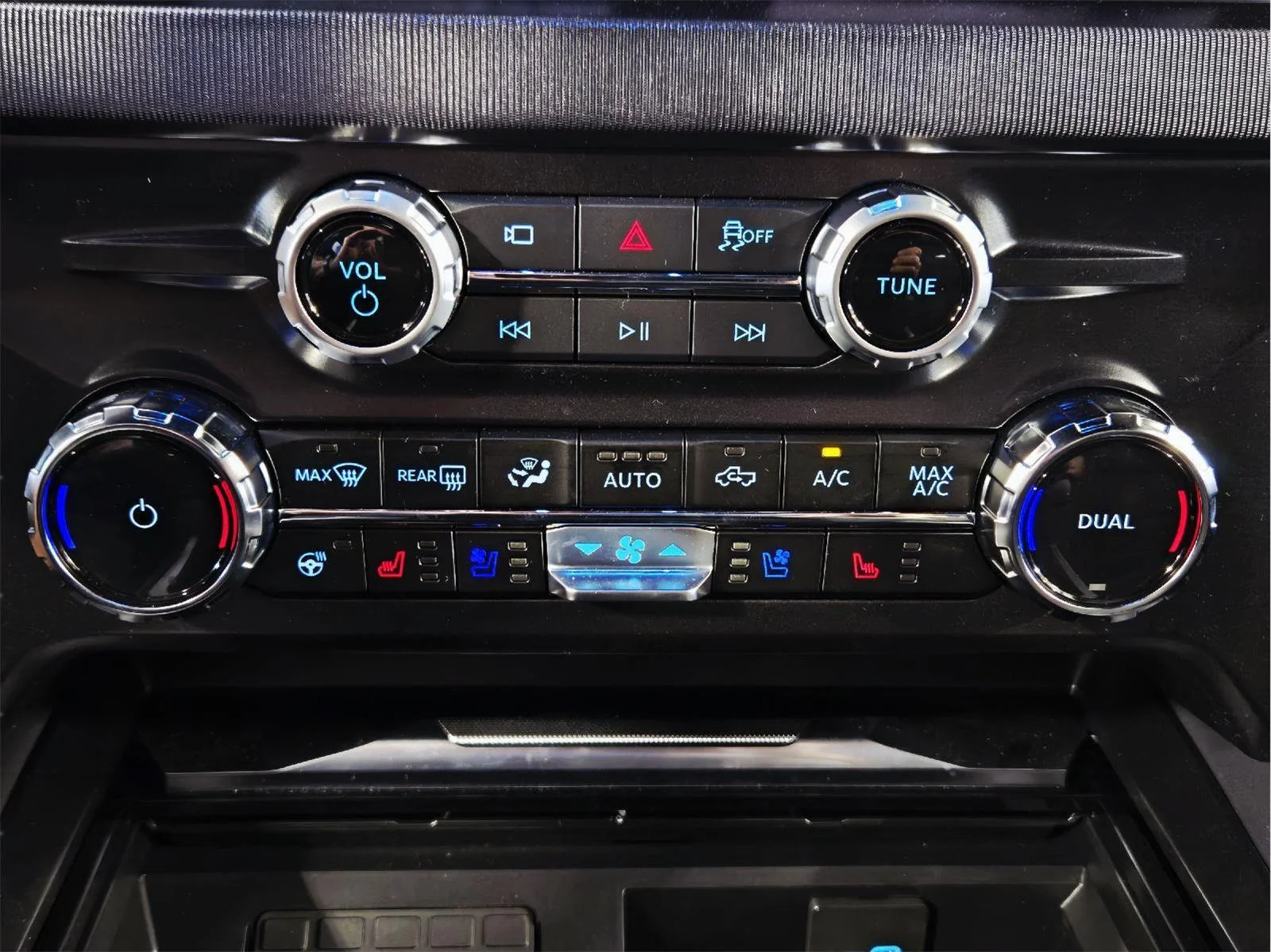 Used 2026 Agate Black Metallic Ford Platinum image 17
