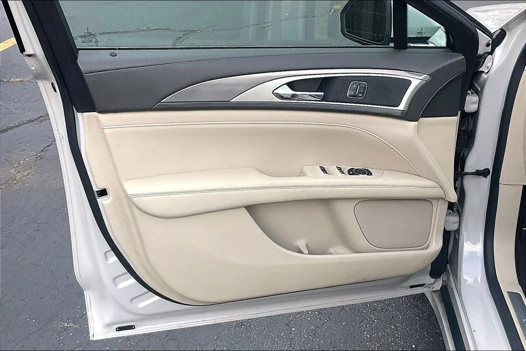Used 2019 White Lincoln Standard image 21
