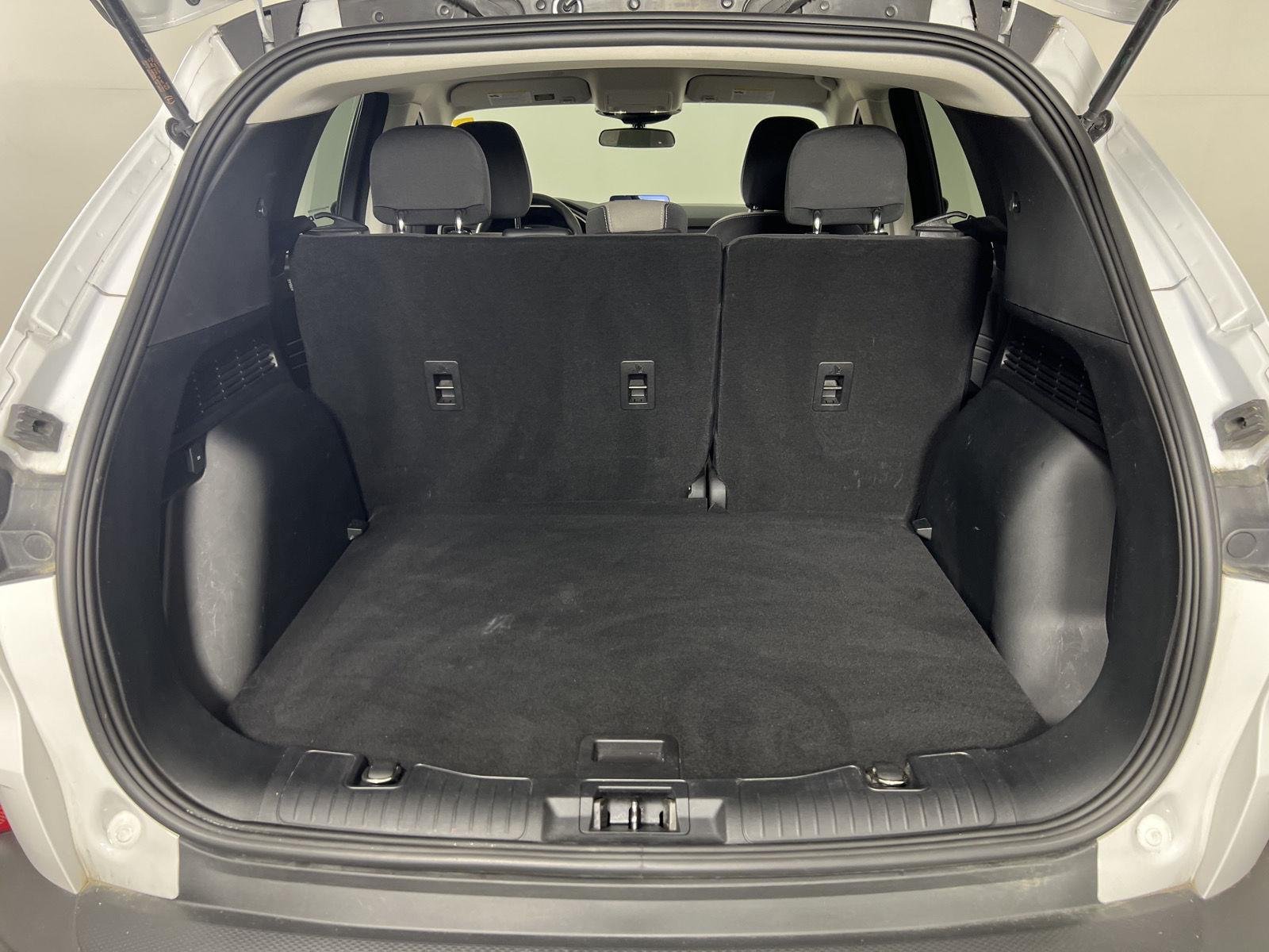 Used 2022 Oxford White Ford SE image 21