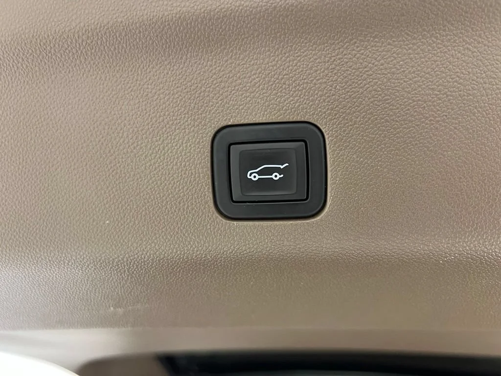 Used 2024 White Frost Tricoat GMC Denali image 32
