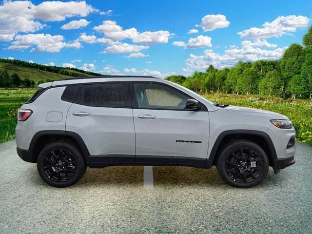 New 2026 Silver Zynith Metallic Clear-Coat Exterior Paint Jeep Latitude image 7