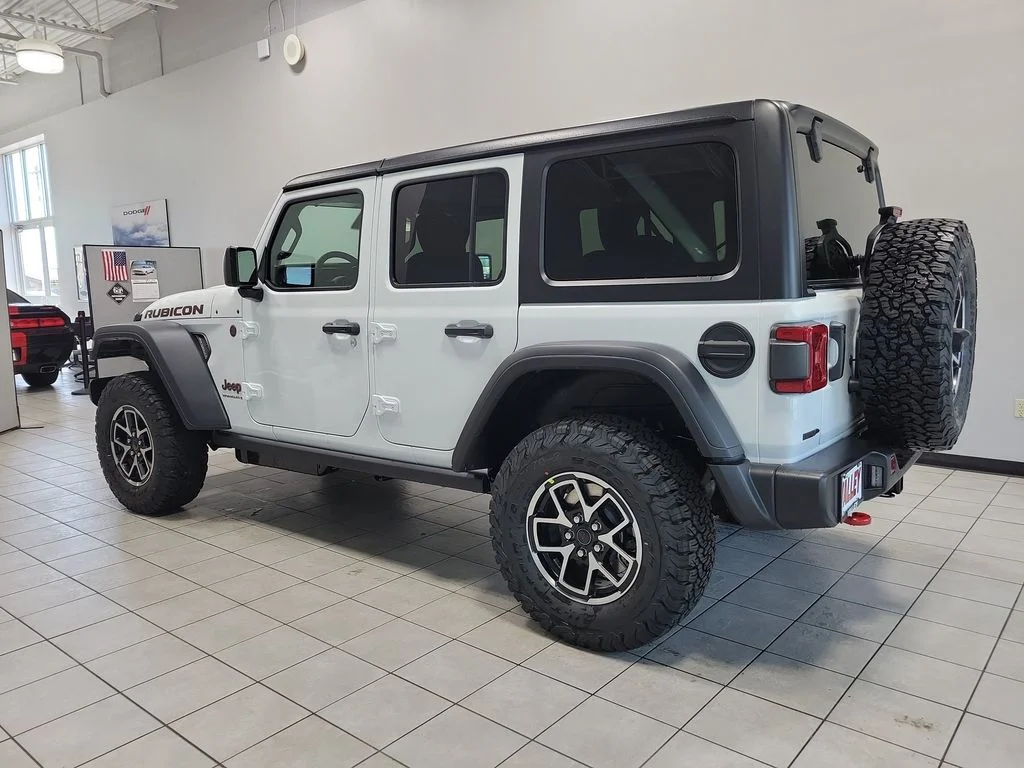New 2026 Bright White Clear-Coat Exterior Paint Jeep Rubicon image 4