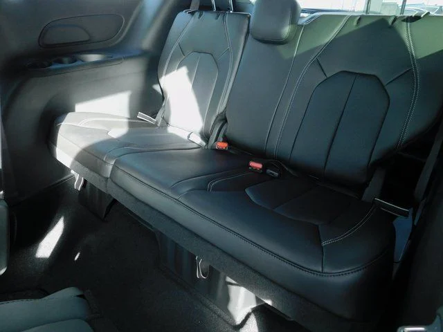 New 2026 Silver Mist Clear-Coat Exterior Paint Chrysler Select image 24