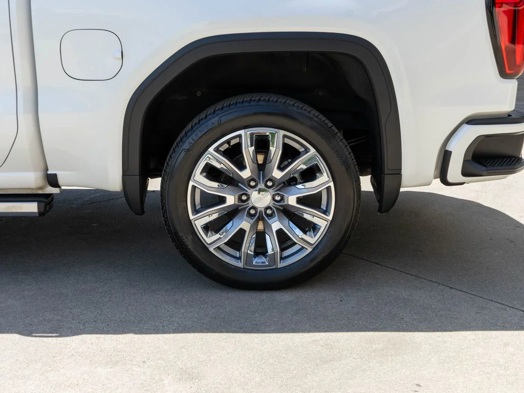Used 2025 White GMC Denali image 33