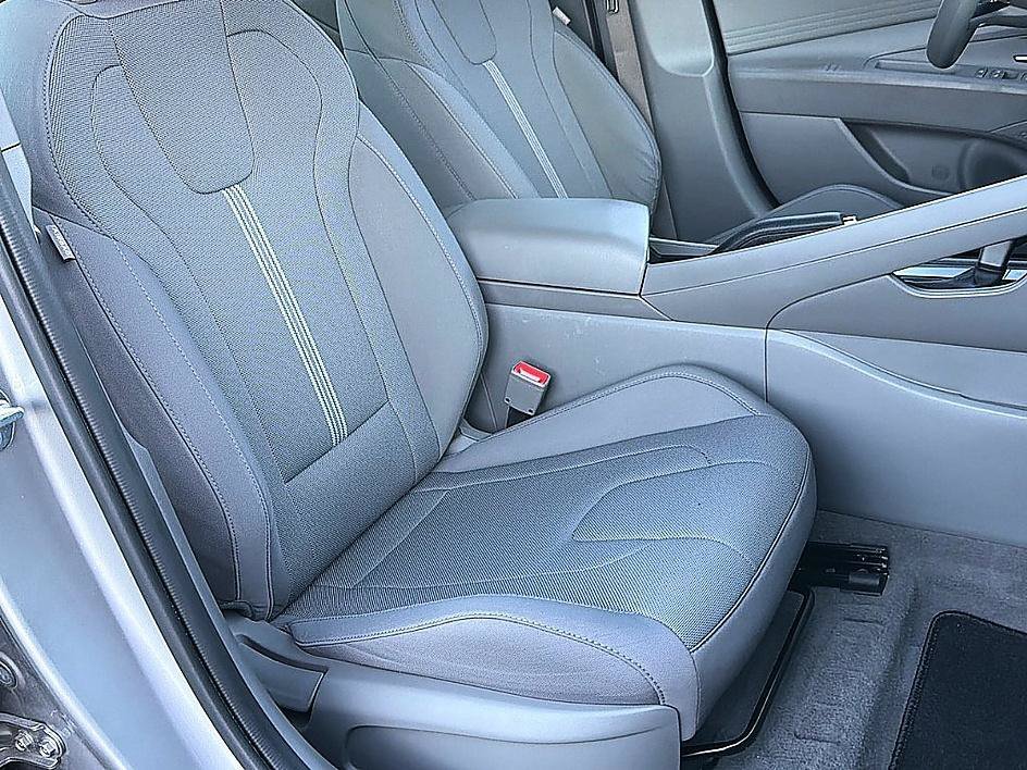Certified Used 2024 Fluid Metal Hyundai SE image 22