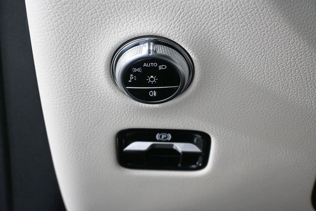 New 2027 MANUFAKTUR Moonlight White Metallic Mercedes-Benz GLC 300 image 46