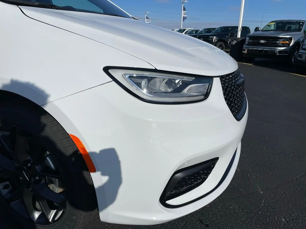 Used 2025 Bright White Clearcoat Chrysler Limited image 36