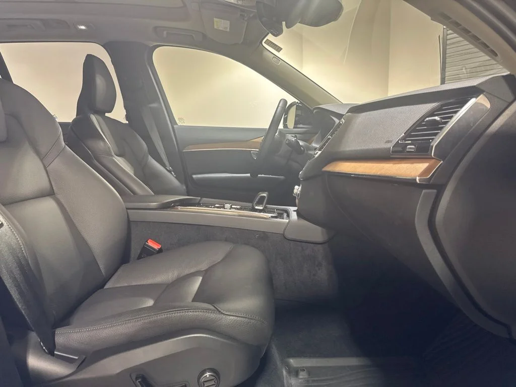 Certified Used 2025 Onyx Black Metallic Volvo T8 Plus image 29