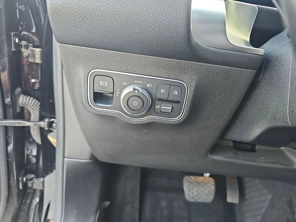 Used 2021  Mercedes-Benz GLB 250 image 25